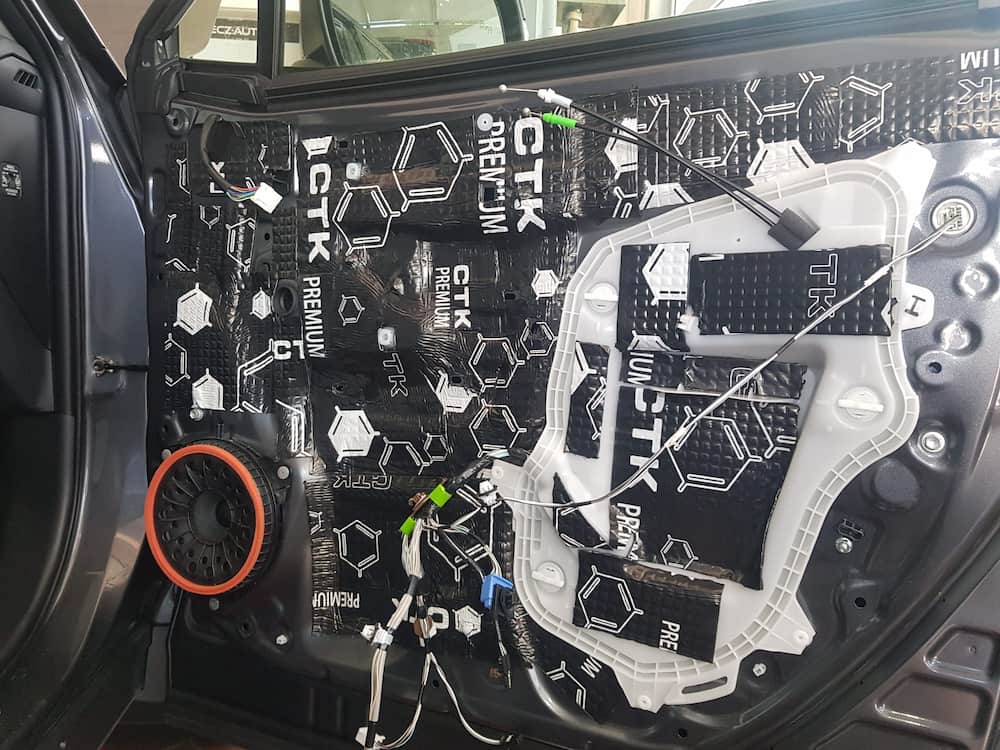 Toyota RAV4 Hybryda – wyciszenie samochodu oraz poprawa jakości dźwięku
