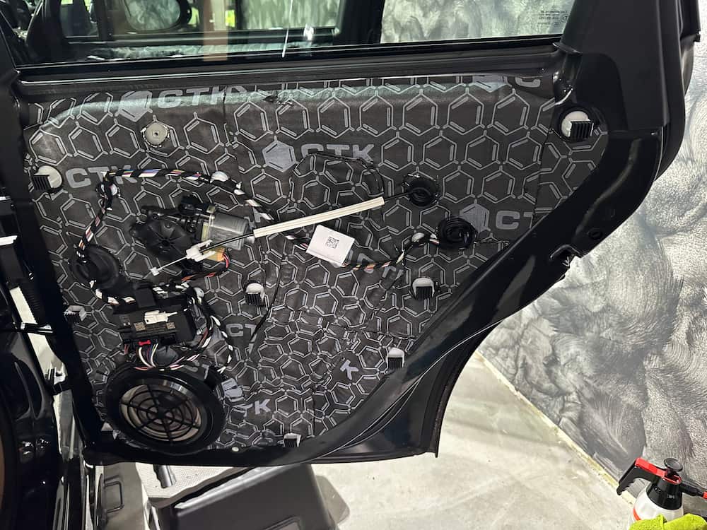 wygłuszenie drzwi porsche macan