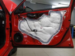 niski poziom wygłuszenia nowoczesnego auta